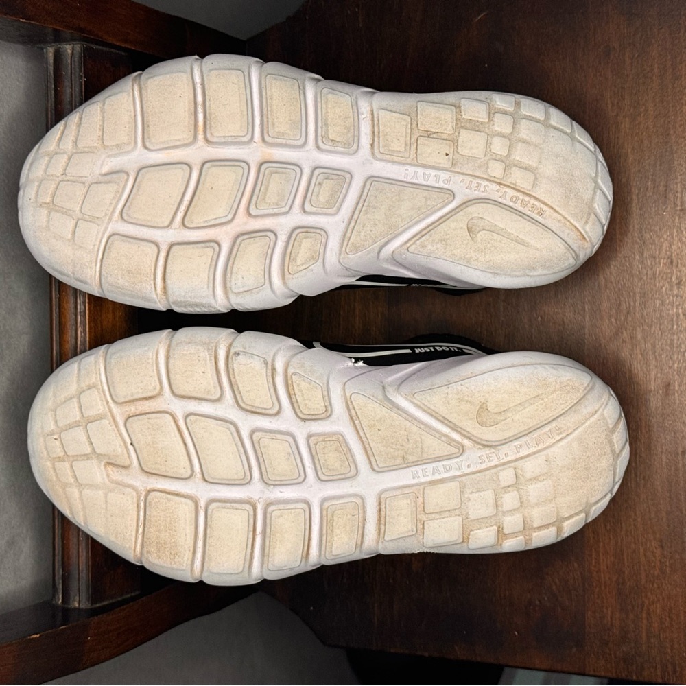Nike Flex Runner 2 Kids Size 1Y Black &White| Slip On Running/Training Sneakers - Picture 9 of 9